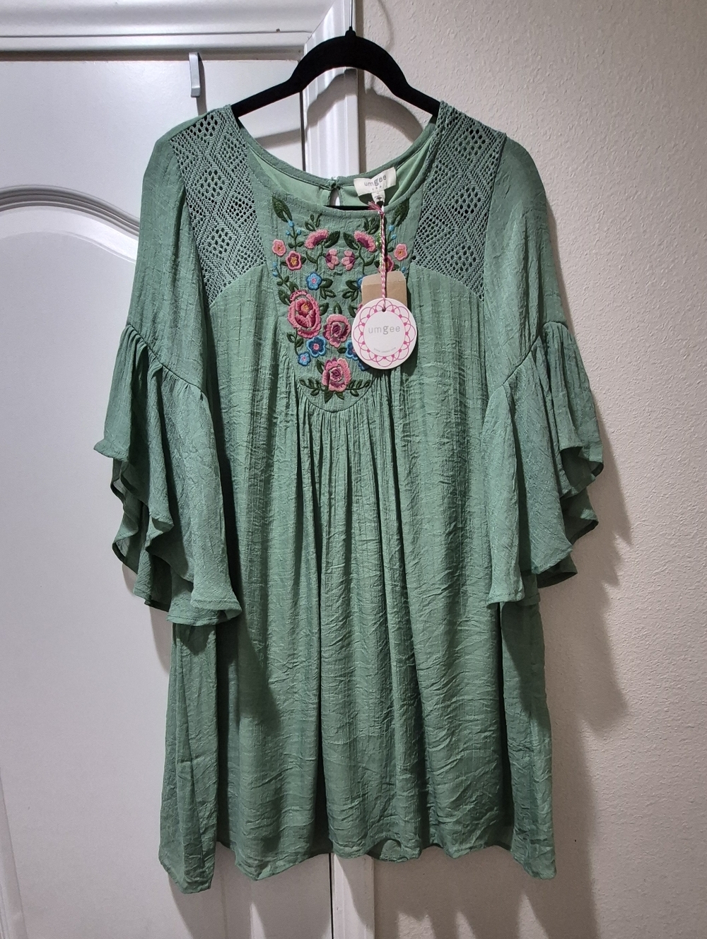 Umgee Embroidered Boho Dress Sage Green Floral With Bell Sleeves Size Medium NWT